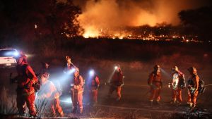 Släckningsarbete pågår i Bonsall, San Diego i Kalifornien 7.12.2017. Släckningsarbete pågår i Bonsall, San Diego i Kalifornien 7.12.2017.