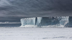 Om glaciärerna smälter påverkar det också vattenytan i Finland. Glaciärkant i Antarktis.