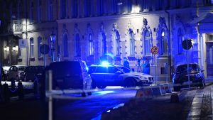 Polispådraget i Göteborg var stort natten mellan lördag och söndag efter att synagogan i staden attackerats med brandbomber. Polis och räddningstjänst larmades till judiska församlingen på lördagskvällen. Flera personer har setts kasta brinnande föremål mot församlingens lokaler vid synagogan i centrala Göteborg.
