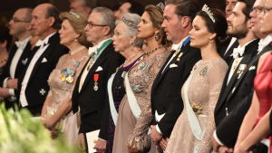 Glamourösa gäster, bland dem Thord Magnuson, prinsessan Christina, prinsessan Madeleine, Christopher O'Neill, prinsessan Sofia och prins Carl Philip.. Gäster på Nobelfesten står i rad.