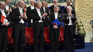 Pristagarna Jeffrey Hall, Michael Rosbash, Michael Young, Kazuo Ishiguro och Richard Thaler. Jeffrey Hall, Michael Rosbash, Michael Young, Kazuo Ishiguro och Richard Thaler.