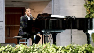 John Legend uppträdde under ceremonin i Oslo. John Legend uppträder under Nobelceremonin i Oslo.