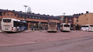 Även en del av bussarna från Elielplatsen kan komma att flytta till Kampens bussterminal. Bussar vid Elielplatsen.