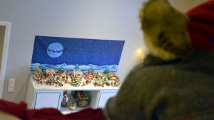 Tomten tittar ner från loftet på Camillas julby. Tomten tittar ner från loftet på Camillas julby.