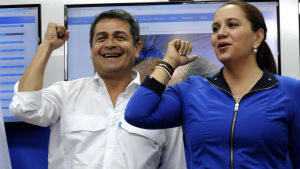 President Juan Orlando Hernandez so firar sin valseger med sin fru Ana Garcia de Hernandez har förklarats som segrare i det omstridda valet i Honduras President Juan Orlando Hernandez so firar sin valseger med sin fru Ana Garcia de Hernandez har förklarats som segrare i det omstridda valet i Honduras