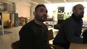 Bakr Abed har insett vikten av att läsa om man vill skriva. Bakr Abed går en skrivkurs i Gårdsbacka.