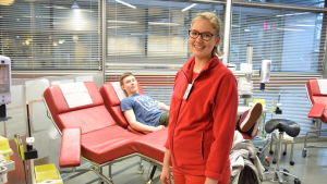 Juuso Hämäläinen och sjuksköterskan Johanna Sarkama vid Blodtjänst. Sjuksköterskan Johanna Sarkama och blodgivaren Juuso Hämäläinen