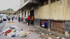 Många zimbabwier i Johannesburg bor olagligt i övergivna hus - och i ständig rädsla för att polisen ska komma och köra ut dem. Bild från gatan framför ett övergivet hus i Johannesburg. Huset är i dåligt skick och det ligger massvis med skräp på marken.