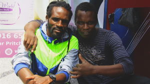Bongani Dhlamini och Reymond Mapakata känner varandra från tiden då de båda bodde på gatan i Johannesburg. Nu har det gått bättre för båda två - de har jobb och inkomster. Men båda längtar tillbaka till Zimbabwe. Zimbabwierna Bungan Djamini och Reymond Mapakata poserar för bild.