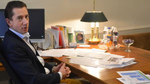Jan D. Oker-Blom sitter just nu och funderar på Lovisas organisationsreform Jan D. Oker-Blom sitter på kontoret