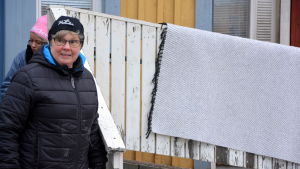 Om ett år blir Carita Karlsson pensionär men hennes chef har redan frågat om hon ställer upp som vikarie om det behövs och hon har svarat ja. Carita Karlsson leker på Ebbo daghem