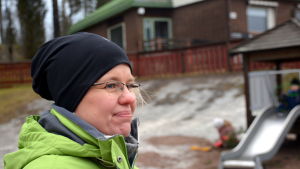 Harriet Sjöroos och Carita Karlsson har jobbat ihop i några år på Ebbo daghem. Så här säger Sjöroos: Carita är en glad och jordnära människa som alltid ställer upp för andra och för sina kolleger. Hon är sig själv och hon försöker inte vara något annat än det hon är. Harriet Sjöroos på Ebbo daghem
