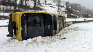 Tågvagn har fallit av spåret nära Lenk i Schweiz. Tågvagn har fallit av spåret nära Lenk i Schweiz.