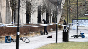 Poliser på vakt utanför tunnelbanestationen vid Vårby gård där två personer skadades i explosion.