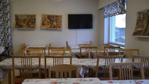 I köket finns det plats för 40 personer att äta, möjlighet att använda internet och att titta på tv. En matsal i från Johannisberg i det kommande håtellet Hotel Easy Stay