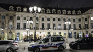Fem beväpnade män rånade juvelaffärer i lyxhotellet Ritz-Calrton i Paris i onsdags