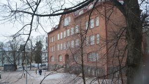 Daniel Stenius sambo har också ett barn med en funktionsnedsättning. Barnet får åka skoltaxi från Gäddvik i Esbo till Zacharias Topeliusskolan i Helsingfors. Stenius son Kevin får inte åka med. Zacharias Topeliusskolan.