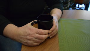 Det finns inga siffror på hur många eller hur vanligt det är att drabbas av professionellt medberoende. Fenomenet har dock alltid funnits, det har bara inte talats om det. Händer som håller i en kaffekopp.