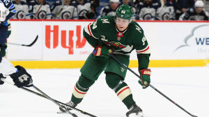 Granlund har gjort tio mål den här säsongen. Mikael Granlund med pucken i matchen mot Winnipeg