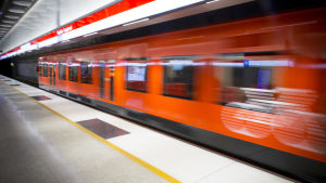 Västmetron har förlängt restiden för många Esbobor.. Metrojuna Tapiolan metroasemalla.