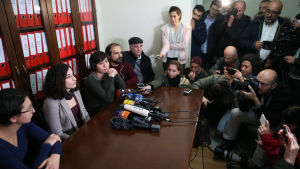 Den turktyska journalisten Mesale Tolu är en av fem journalister som nyligen frigavs i Turkiet men som inte får lämna landet Den turktyska journalisten Mesale Tolu är en av fem journalister som nyligen frigavs i Turkiet men som inte får lämna landet