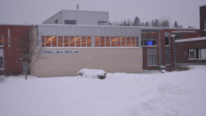 Winellska skolan i Kyrkslätt har problem med inneluften och måste ordna undervisning i paviljonger. Flemmich säger att inneluftsproblemen inte står bakom lärarbristen på Winellska skolan. Winellska skolan i Kyrkslätt.