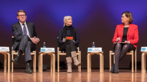Valdebatt i Uleåborg den 10 januari, på bilden Matti Vanhanen, Laura Huhtasaari och Tuula Haatainen Valdebatt i Uleåborg den 10 januari, på bilden Matti Vanhanen (C), Laura Huhtasaari (Sannf) och Tuula Haatainen (SDP).