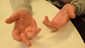 Deltagarna i pilotprojektet med basinkomst har blivit internationella kändisar, på gott och ont. Viftande händer.