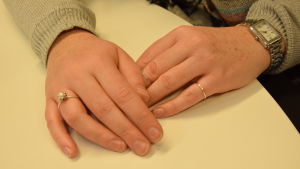 Alla deltagarna i experimentet med basinkomst har fått allehanda kommentarer om de intervjuer de beviljat. Kvinnohänder på bordet med ringar.