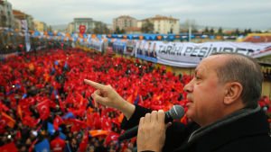 Turkiets president Recep Tayyip Erdoğan trappade upp sina hotelser i ett tal inför sina anhängare på söndagen 