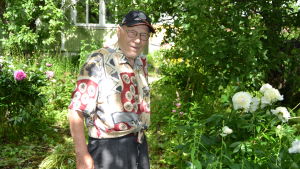 Bruno i sin prunkande sommarträdgård i Formanshagen. Bruno Österlund, 92 år, i sin prunkande trädgård i Ekenäs