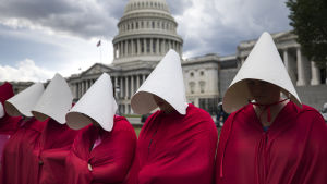 The Handmaid's Tale - Orjattaresi. Women dressed as handmaids demonstrated against funding cuts to Planned Parenthood outside the National Capitol in Washington