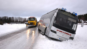 Så här såg det ut en morgon i januari 2018. Flera skolbussar i Korsholm och Vörå körde i diket på grund av halkan. Skolbussen åkte i diket i Kalvholmen i Korsholm.