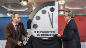 Professorerna Lawrence Krauss och Robert Rosner avtäcker Domedagsklockan som igen rört sig närmare midnatt. Lawrence Krauss (L), director of the Arizona State University Origins Project, and Robert Rosner (R), professor at the University of Chicago announce that they have adjusted the so-called 'Doomsday Clock' to two minutes to midnight.