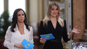 Filomena Cautela och Silvia Alberto höll i lottdragningen, och kommer också att vara programledare för själva Eurovision Song Contest i maj Mörkhårig kvinna i vit dräkt och ljushårig kvinna i svart