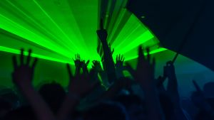 Lasershower kan bli vanligare i framtiden, tror Peter Dahlström. folk som dansar i en klubb, gröna laserljus