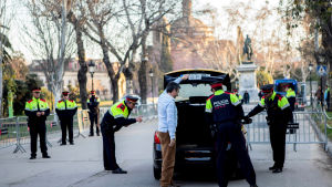 Polisen slog en ring runt Kataloniens regionala parlament i Barcelona inför dagens omröstning Polisen slog en ring runt Kataloniens regionala parlament i Barcelona inför dagens omröstning