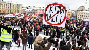 Tusentals finländare demonstrerade mot regeringens aktiveringsmodell. Tusentals personer deltar i fackförbundens manifestation mot aktiveringsmodellen för arbetslösa.