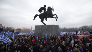 Tusentals personer demonstrerar i Thessaloniki i Grekland mot en kompromiss mellan Grekland och grannlandet Makedonien i tvisten om namnet Makedonien. Tusentals personer demonstrerar i Thessaloniki i Grekland mot en kompromiss mellan Grekland och grannlandet Makedonien i tvisten om namnet Makedonien.