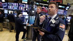 Apple, Google, Amazon och Facebook hör till världens största och mest värdefulla företag. Deras utveckling på börsen kan skapa svallvågor i den globala ekonomin. Mäklare vid börsen i New York följer med kursfallet.