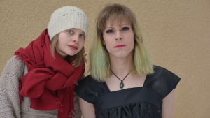 Meena Lindroos och Elsa Tauria kämpar tillsammans. Närbild på Meena Lindroos och Elsa Tauria.