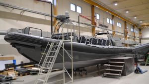 Den här båten har tre motorer på totalt cirka 1 000 hästkrafter. Det ger i bästa fall en hastighet på 50 knop. I stort sett resten är hemligt. Rib-båt hos Boomranger-boat