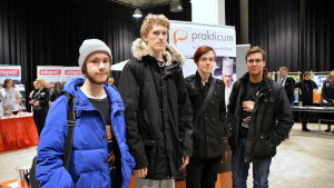 Datanomstuderande vid Prakticum. Kim Nyholm tredje från vänster Pojkar som studerar till datanom vid Prakticum