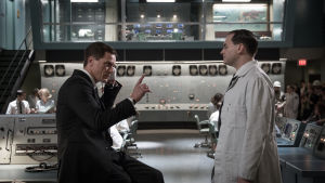 Gör som jag säger! Michael Shannon kan ingjuta skräck i vem som helst, men Michael Stuhlbarg pallar för trycket. Översten Strickland ger order åt en underordnad.