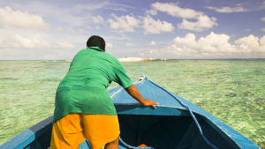 En tuvaluansk fiskare studerar skadorna på en atoll efter en storm i mars 2007. En tuvaluansk fiskare studerar skadorna på en atoll efter en storm i mars 2007.
