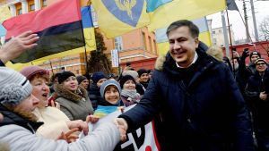 Den ukrainska oppositionsledaren Micheil Saakasjvili skakar hand med sina anhängare under en protestmarsch riktad mot president Porosjenko. Kiev 4.2.2018. Den ukrainska oppositionsledaren Micheil Saakasjvili skakar hand med sina anhängare under en protestmarsch riktad mot presidenten. Kiev 4.2.2018.