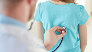 Läkare undersöker ett barn med stetoskop.