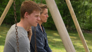 Mor och son. Mildreds son Robbie spelas av Lucas Hedges som också är aktuell i Oscarsfilmen Lady Bird. Mildred sitter i gungan med sonen Robbie (Lucas Hedges - aktuell även i Oscarsfilmen Lady Bird).