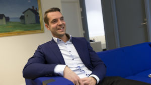 Centerns partisekreterare Jouni Ovaska. Keskusta-puolueen puoluesihteeri Jouni Ovaska puoluetoimistolla.