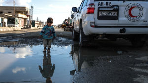 Den 14 februari fick Röda halvmånen och FN komma in med nödhjälp i belägrade östra Ghouta för första gången på tre månader. FN har länge klagat över hur svårt det är att få in hjälp till 400 000 belägrade civila i Ghouta